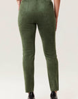 Pantalon en faux suède vert de la nouvelle collection Boutiques Marise, composé de 91 % polyester et 9 % spandex.