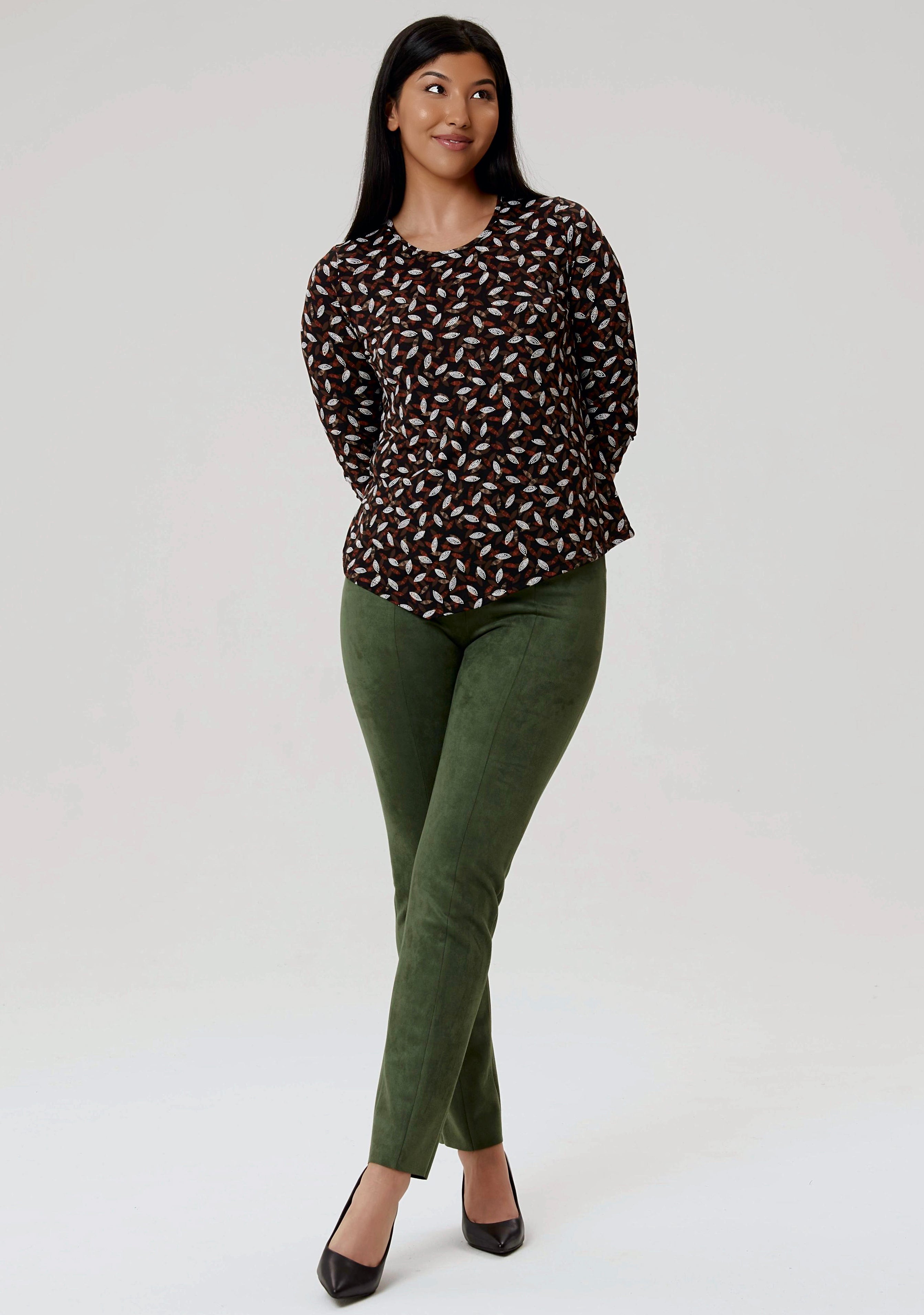 Pantalon en faux suède vert de la nouvelle collection Boutiques Marise, composé de 91 % polyester et 9 % spandex.