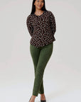 Pantalon en faux suède vert de la nouvelle collection Boutiques Marise, composé de 91 % polyester et 9 % spandex.