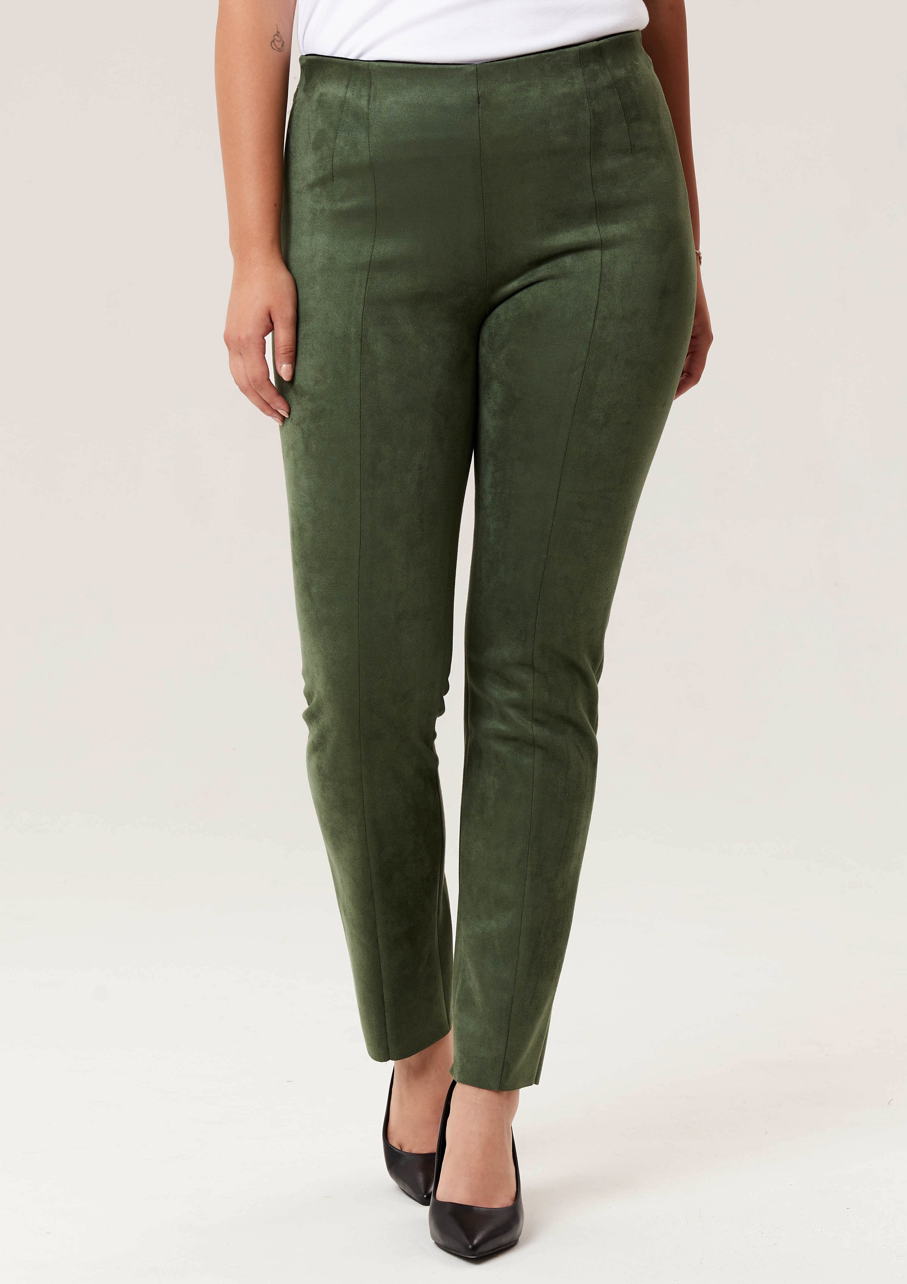 Pantalon en faux suède vert de la nouvelle collection Boutiques Marise, composé de 91 % polyester et 9 % spandex.