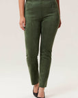 Pantalon en faux suède vert de la nouvelle collection Boutiques Marise, composé de 91 % polyester et 9 % spandex.