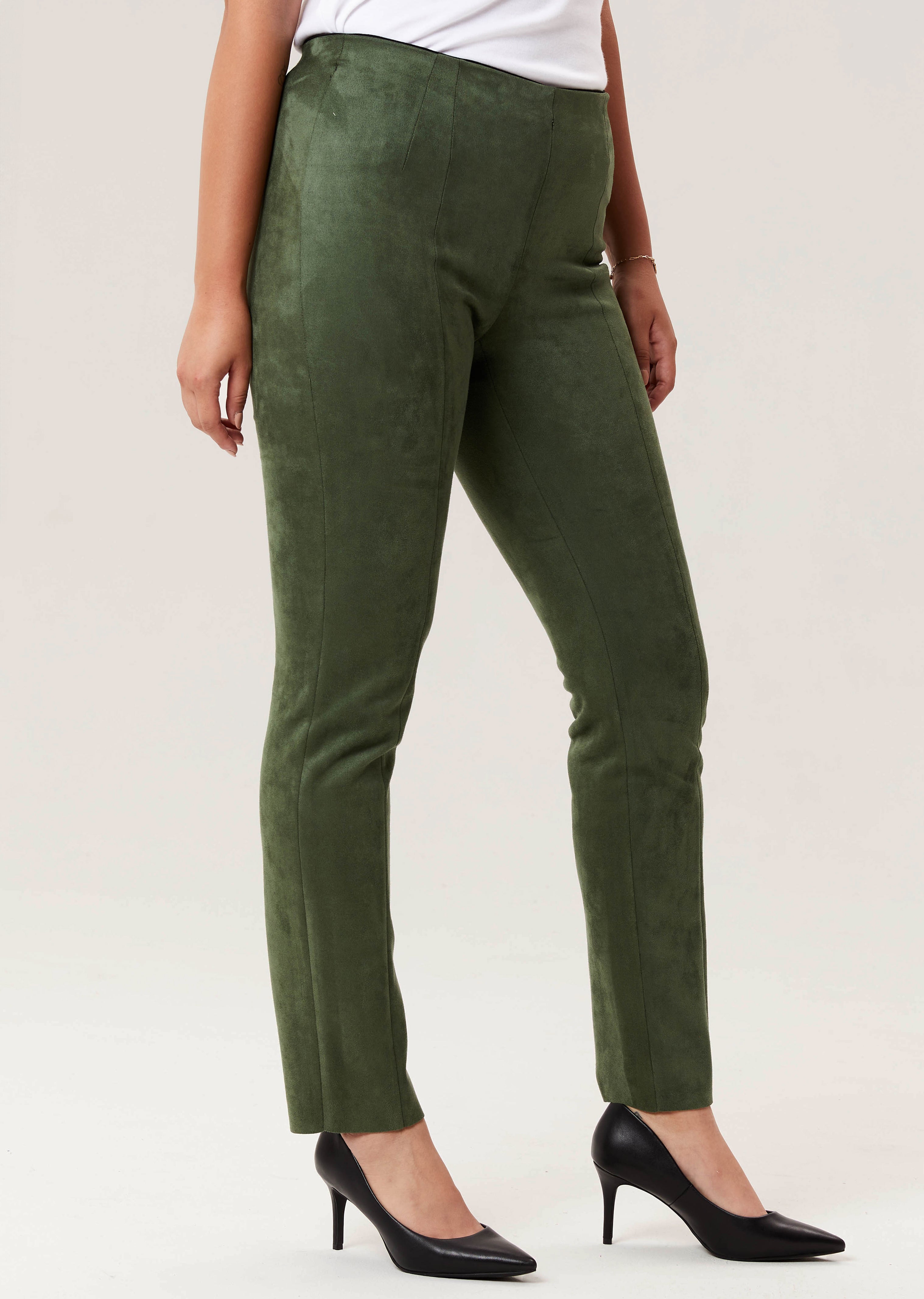 Pantalon en faux suède vert de la nouvelle collection Boutiques Marise, composé de 91 % polyester et 9 % spandex.