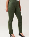 Pantalon en faux suède vert de la nouvelle collection Boutiques Marise, composé de 91 % polyester et 9 % spandex.