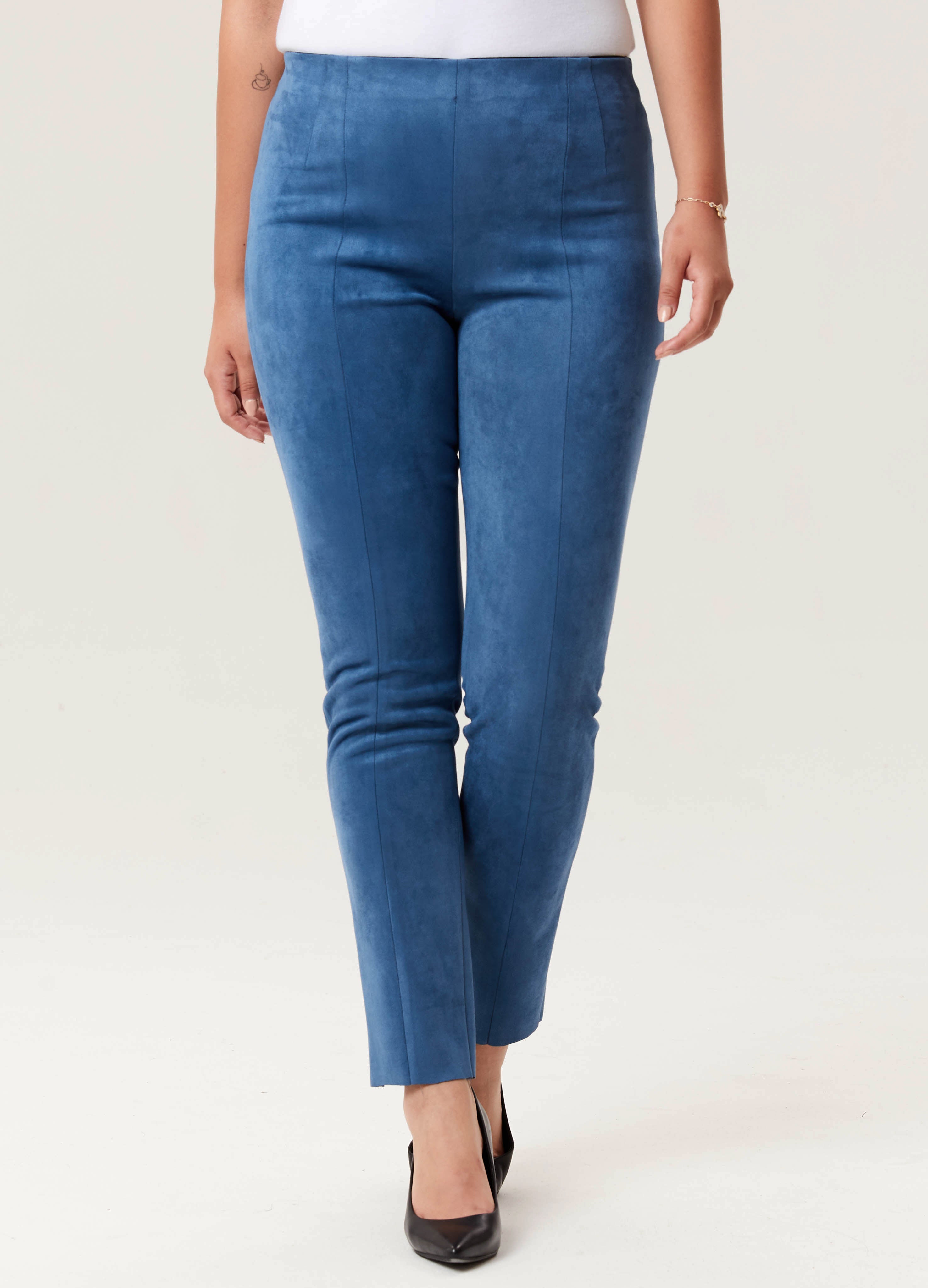 Pantalon en faux suède bleu de la nouvelle collection Boutiques Marise, composé de 91 % polyester et 9 % spandex.