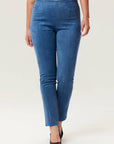 Pantalon en faux suède bleu de la nouvelle collection Boutiques Marise, composé de 91 % polyester et 9 % spandex.