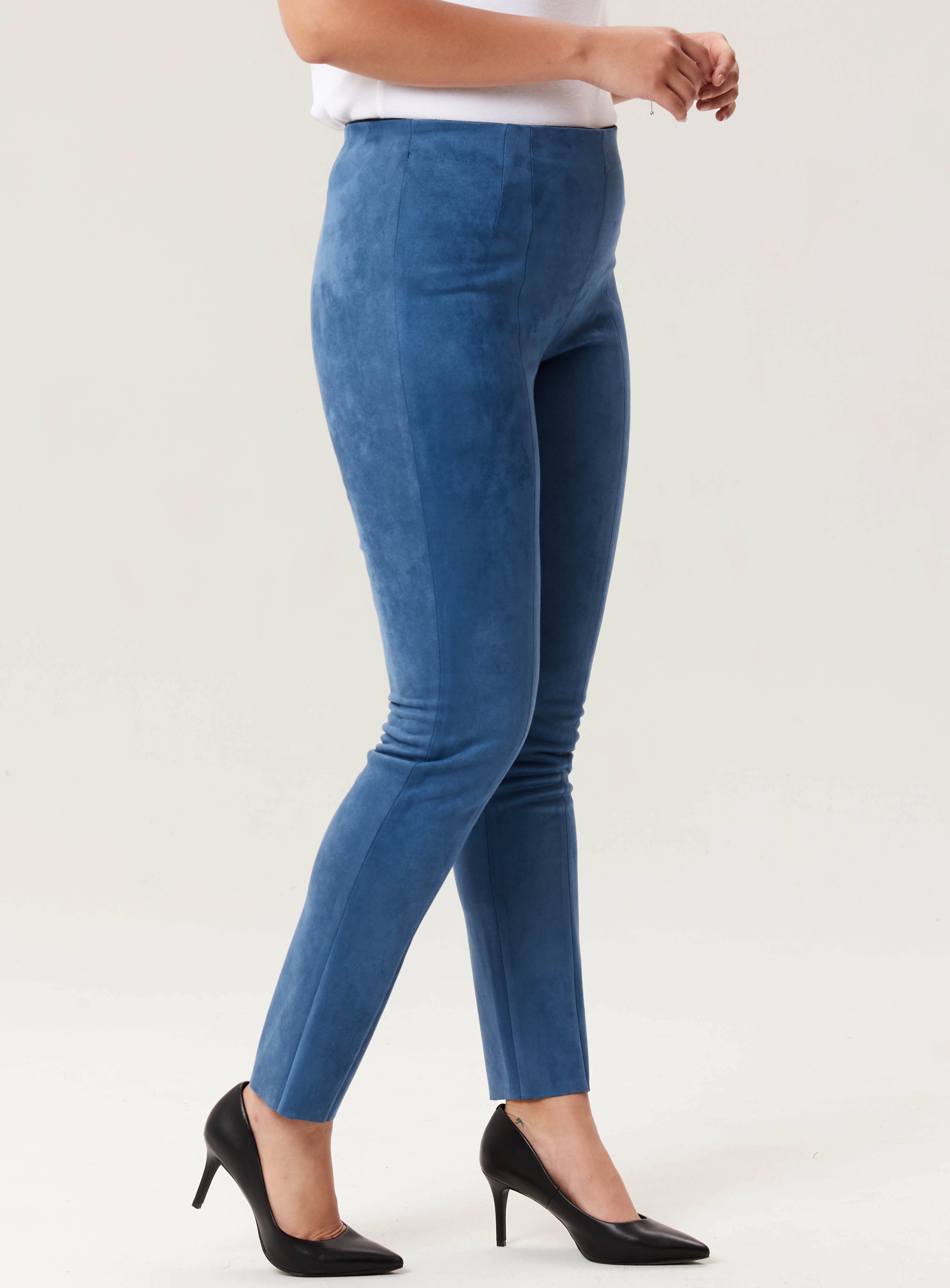 Pantalon en faux suède bleu de la nouvelle collection Boutiques Marise, composé de 91 % polyester et 9 % spandex.