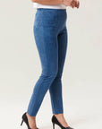 Pantalon en faux suède bleu de la nouvelle collection Boutiques Marise, composé de 91 % polyester et 9 % spandex.