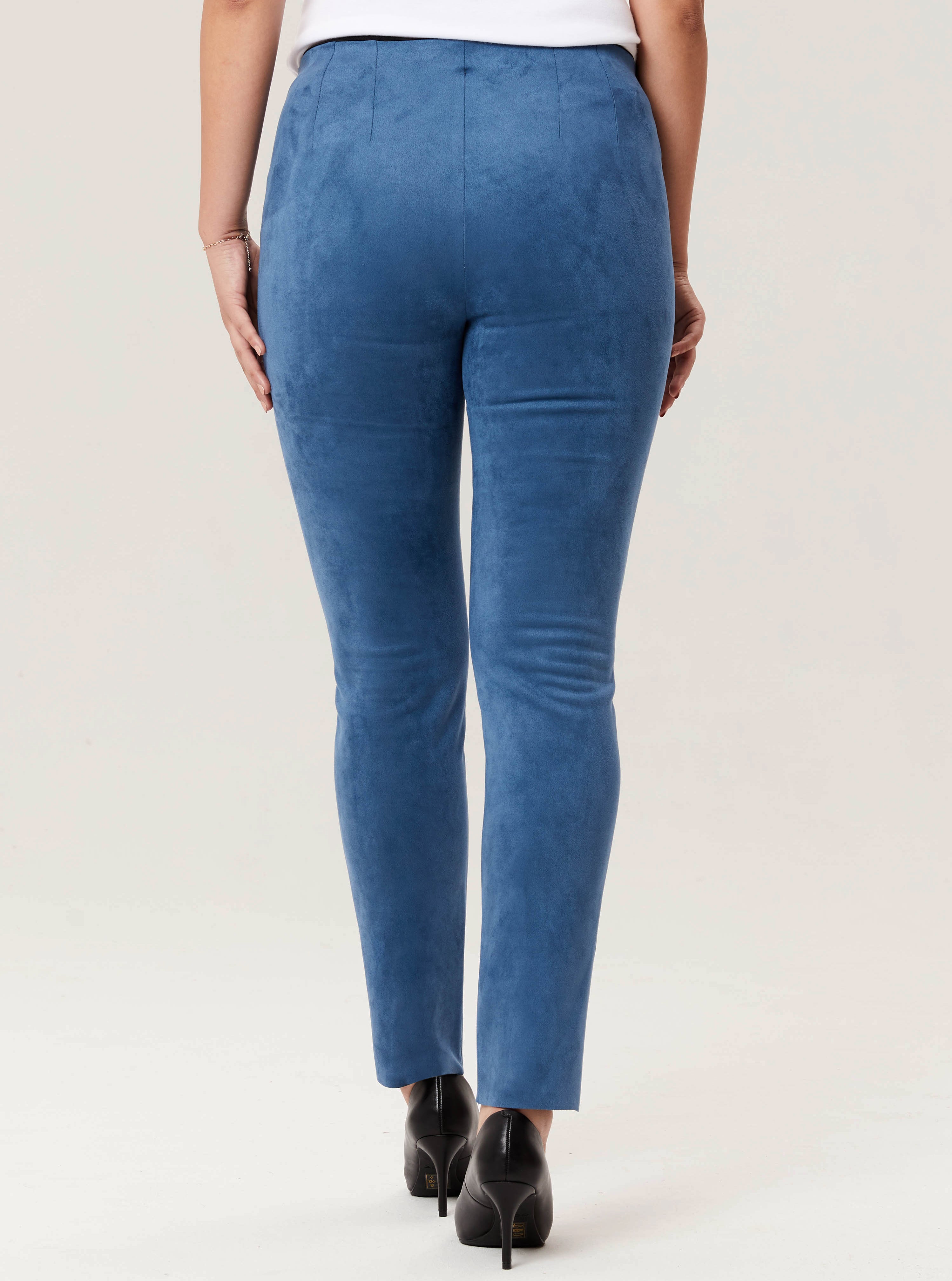 Pantalon en faux suède bleu de la nouvelle collection Boutiques Marise, composé de 91 % polyester et 9 % spandex.