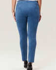 Pantalon en faux suède bleu de la nouvelle collection Boutiques Marise, composé de 91 % polyester et 9 % spandex.