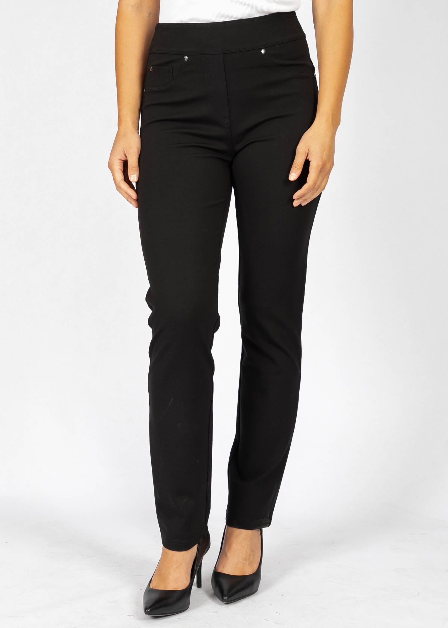 Pantalon ponte à 5 poches noir de la nouvelle collection Boutiques Marise, fabriqué à partir de 68 % de rayon, 27 % de nylon et 5 % de spandex.