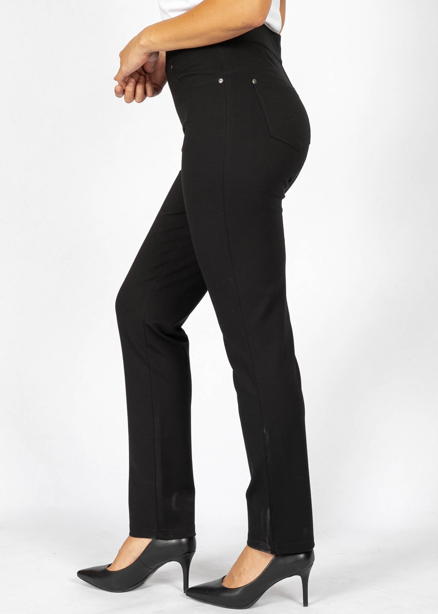 Pantalon ponte à 5 poches noir de la nouvelle collection Boutiques Marise, fabriqué à partir de 68 % de rayon, 27 % de nylon et 5 % de spandex.