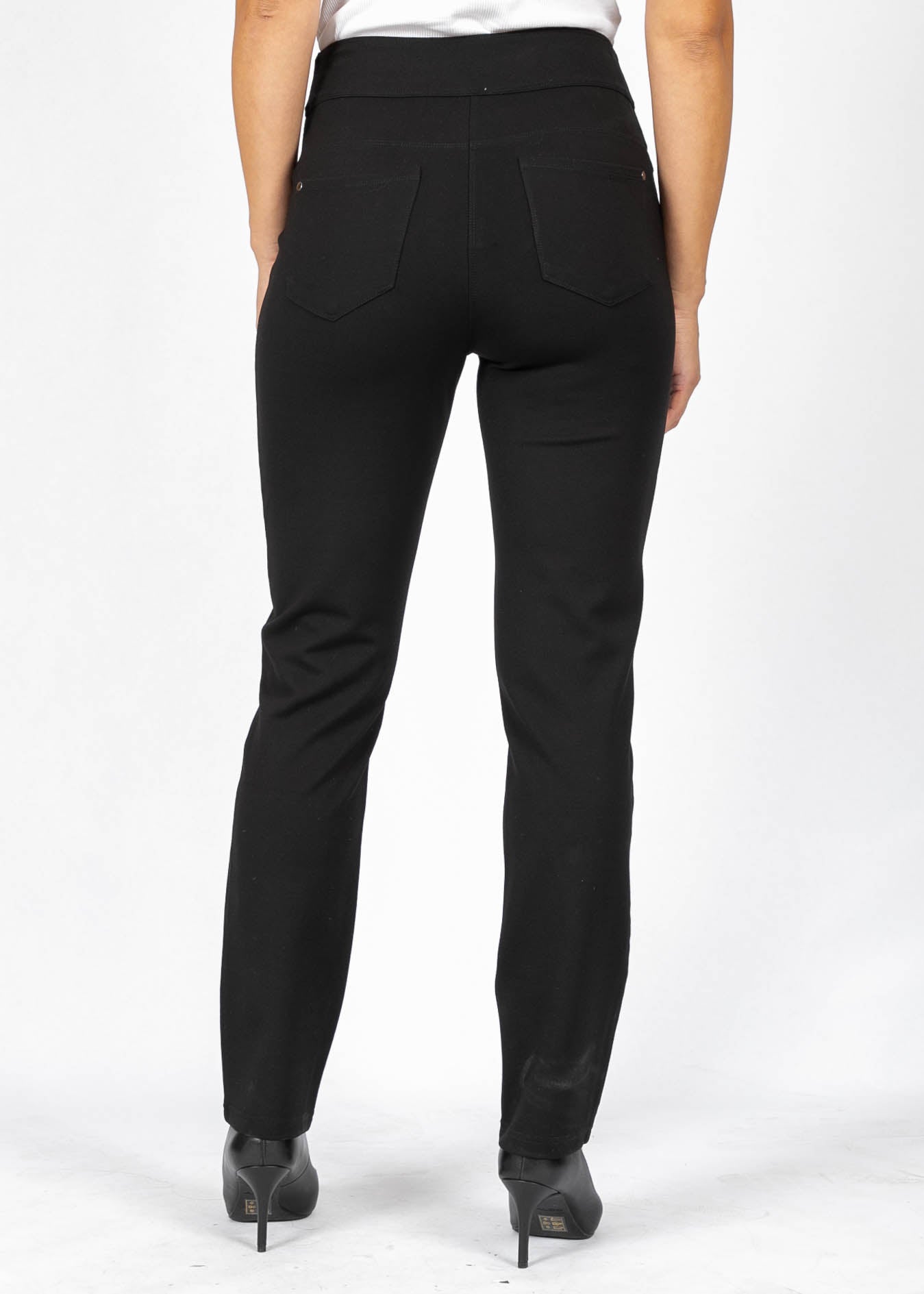 Pantalon ponte à 5 poches noir de la nouvelle collection Boutiques Marise, fabriqué à partir de 68 % de rayon, 27 % de nylon et 5 % de spandex.