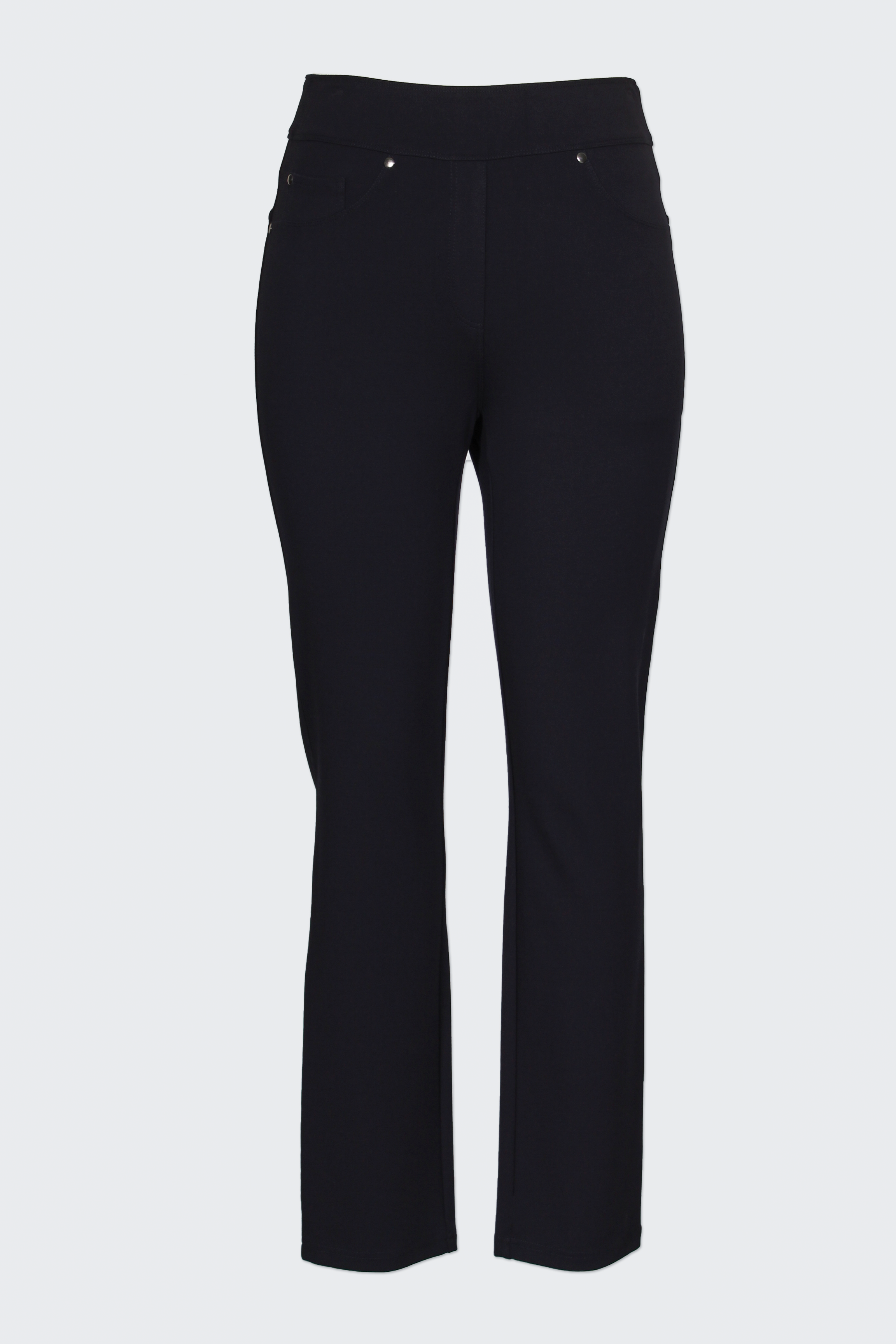 Pantalon ponte à 5 poches bleu de la nouvelle collection Boutiques Marise, fabriqué à partir de 68 % de rayon, 27 % de nylon et 5 % de spandex.