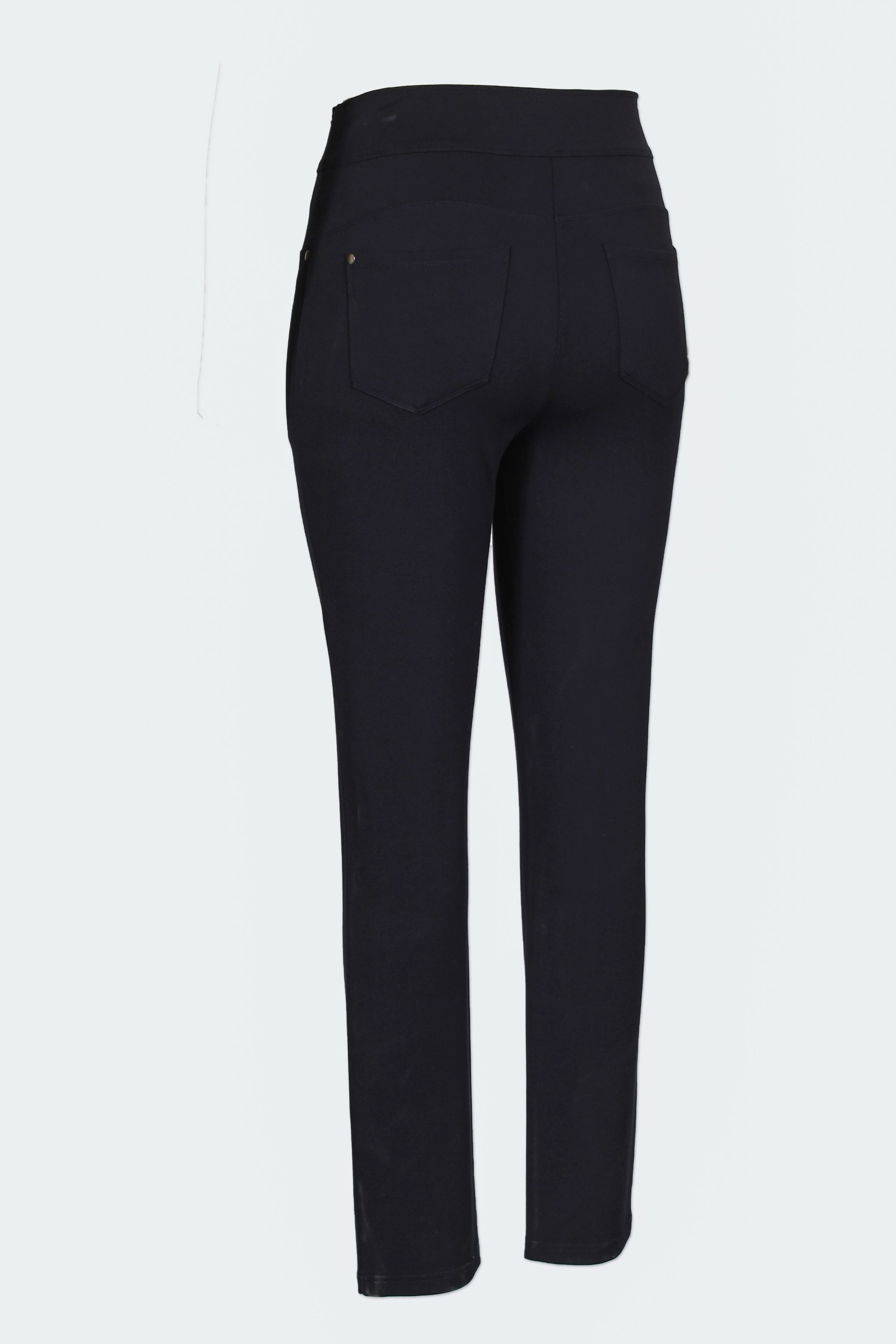 Pantalon ponte à 5 poches bleu de la nouvelle collection Boutiques Marise, fabriqué à partir de 68 % de rayon, 27 % de nylon et 5 % de spandex.